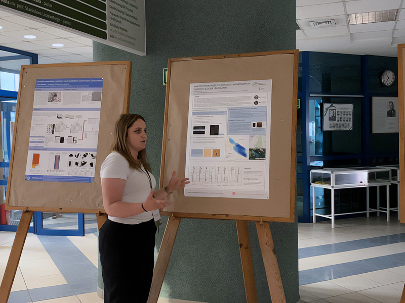 XV Warsztaty Młodych Geomorfologów - Aleksandra Orłowska prezentująca poster