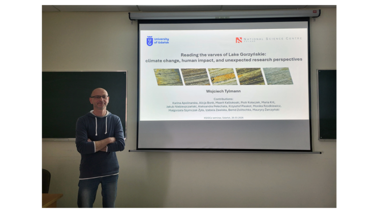 Wojciech Tylmann na tle slajdu tytułowego