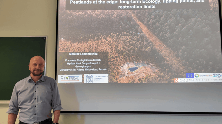 Mariusz Lamentowicz na tle slajdu tytułowego