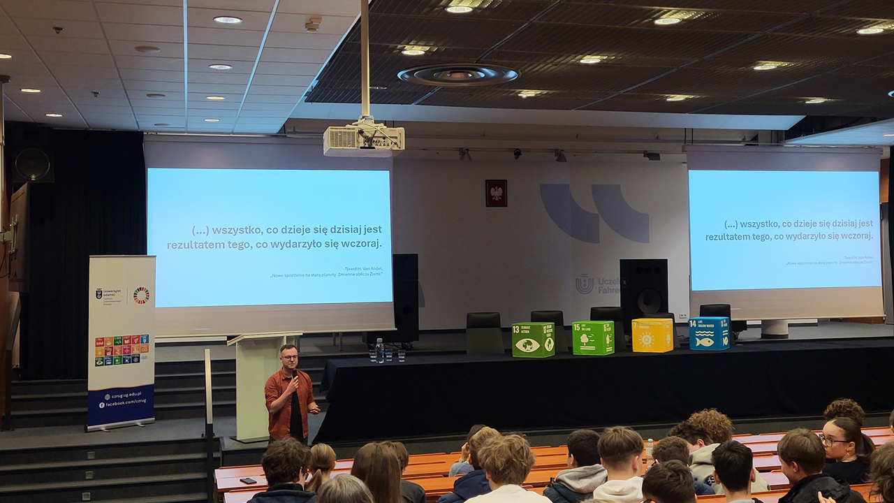 Maurycy Żarczyński na tle slajdu