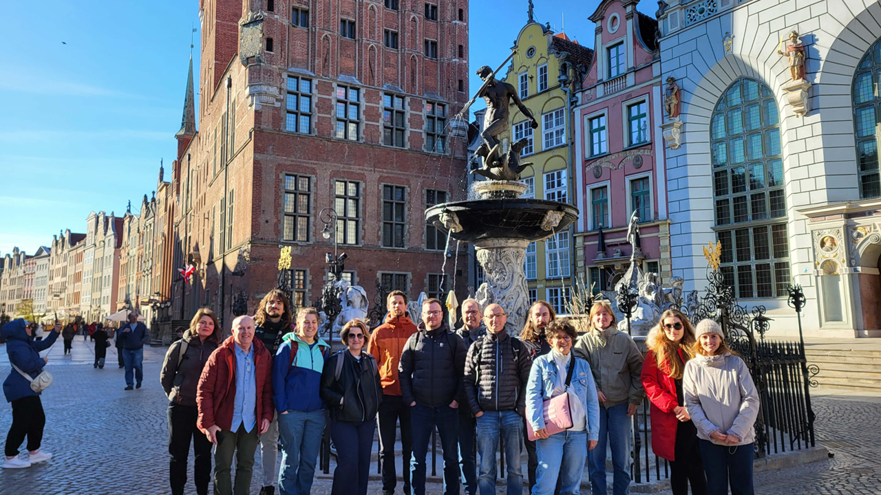 Zdjęcie grupowe uczestników przed fontanną Neptuna w Gdańsku