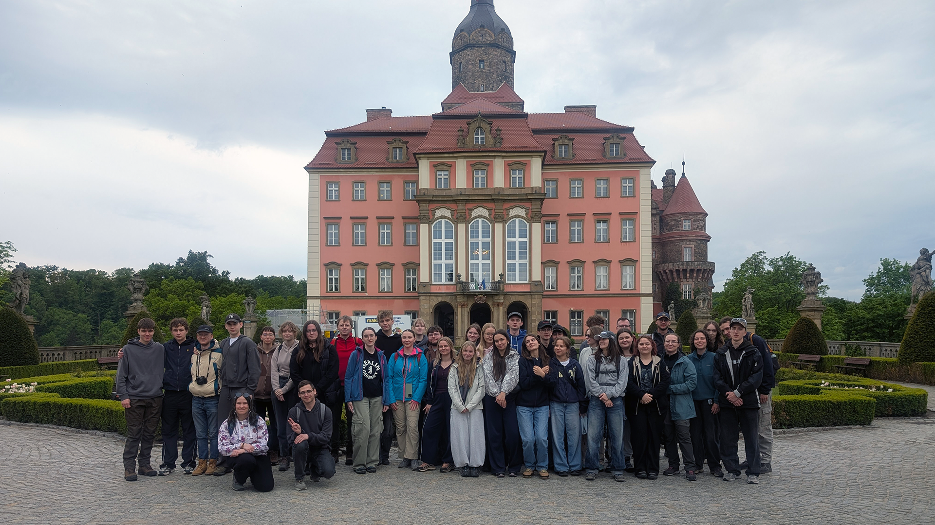 Zdjęcie grupowe studentów i kadry na tle zamku książ