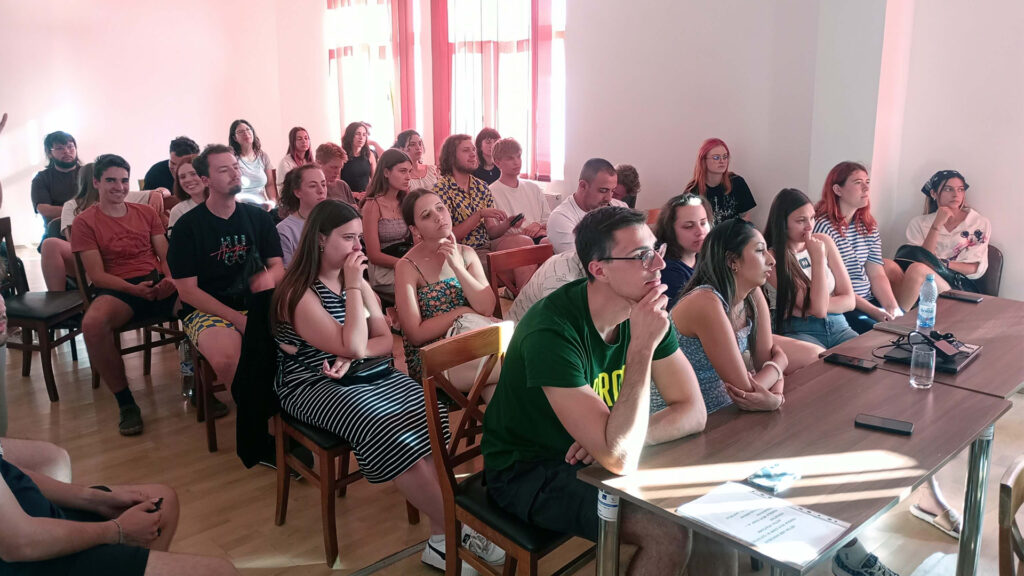 Uczestnicy szkoły letniej w trakcie zajęć dydaktycznych