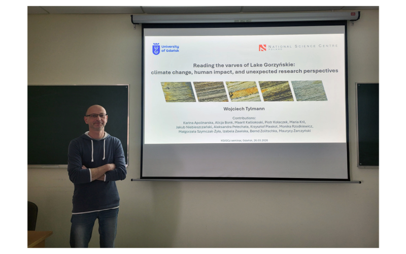 Wojciech Tylmann na tle slajdu tytułowego