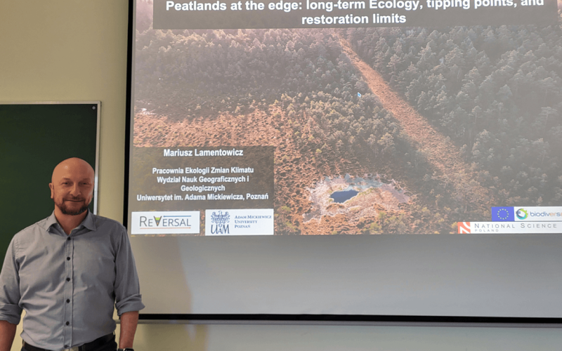 Mariusz Lamentowicz na tle slajdu tytułowego