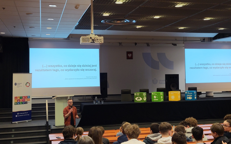 Maurycy Żarczyński na tle slajdu