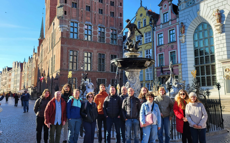Zdjęcie grupowe uczestników przed fontanną Neptuna w Gdańsku