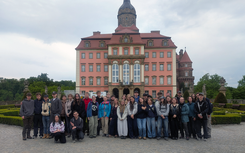 Zdjęcie grupowe studentów i kadry na tle zamku książ