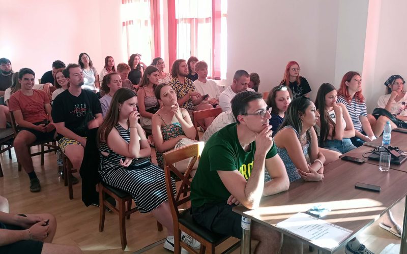 Uczestnicy szkoły letniej w trakcie zajęć dydaktycznych
