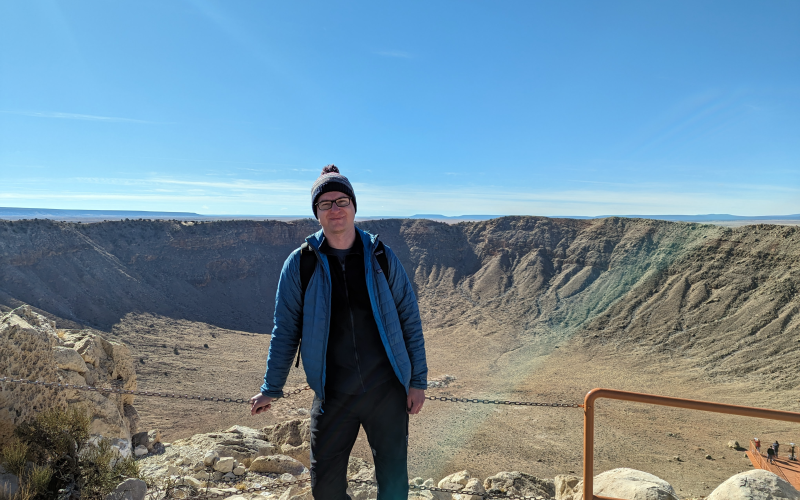 Maurycy Żarczyński, w tle Meteor Crater - Arizona